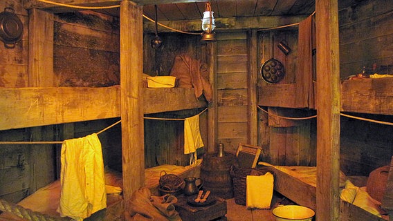 Rekonstruktion des Zwischendecks auf einem Auswandererschiff um 1870. Rekonstruktion des Zwischendecks auf einem Auswandererschiff um 1870. © BallinStadt Auswanderermuseum