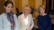 Die Autorin Kirsten Boie (M.) im NDR Info Studio zusammen mit zwei Kindern. © NDR Foto: Katharina Mahrenholtz