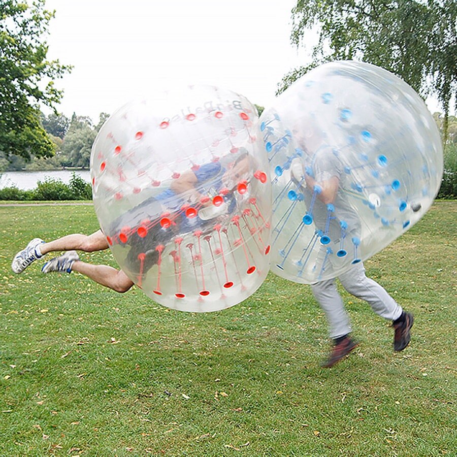 Zwei Männer springen gegeneinander beim Bubble Soccer auf einer Wiese. © NDR Foto: Astrid Wulf