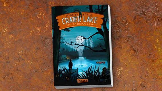 Cover des Kinderbuches "Crater Lake - Schlaf niemals ein" von Jennifer Killick, erschienen im Carlsen Verlag. © Carlsen Verlag 
