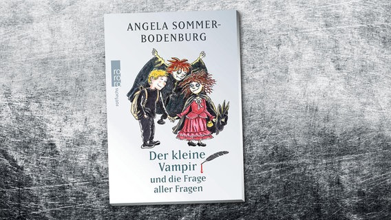 Cover des Kinderbuches "Der kleine Vampir - und die Fragen aller Fragen" von Angela Sommer-Bodenburg, erschienen im Rotfuchs Verlag. © Rotfuchs Verlag 