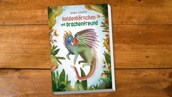 Cover des Kinderbuches "Heldenhörnchen und Drachenfreund" von Annika Scheffel, erschienen im Verlag Dragonfly. © Verlag Dragonfly 