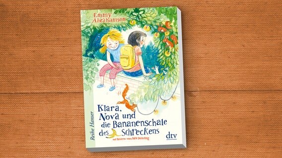 Cover des Kinderbuches "Klara, Nova und die Bananenschale des Schreckens" von Emmy Abrahamson, erschienen im Verlag dtv - Reihe Hanser. © dtv - Reihe Hanser 