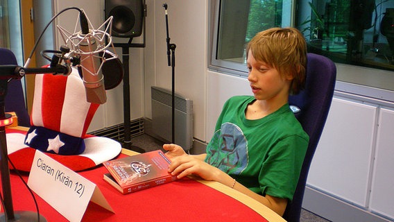 Ein Junge im Mikado Studio. © NDR Foto: Katharina Mahrenholtz