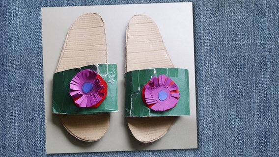 Zwei selbstgemachte Sandalen aus buntem Papier und Pappe.  Foto: Emilia Helmke