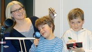 Mikado-Moderatorin Jessica Schlage mit den Kinderdetektiven Anton und Laurin im Radiostudio. © NDR Foto: Karin Huxdorf