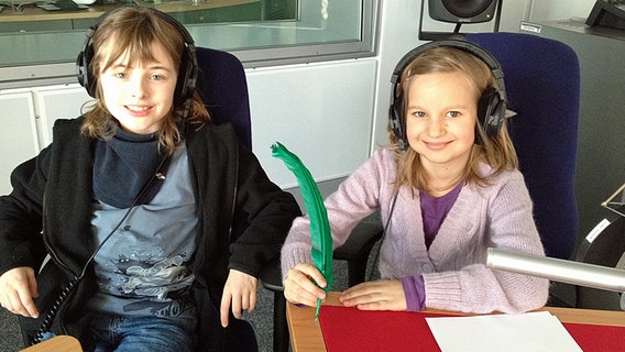 Zwei Mikado Hörer sitzen im NDR Info Studio und erzählen von ihren Detektiv-Erfahrungen. Zwei Mikado Hörer sitzen im NDR Info Studio und erzählen von ihren Detektiv-Erfahrungen. © NDR Foto: Svenja Müller
