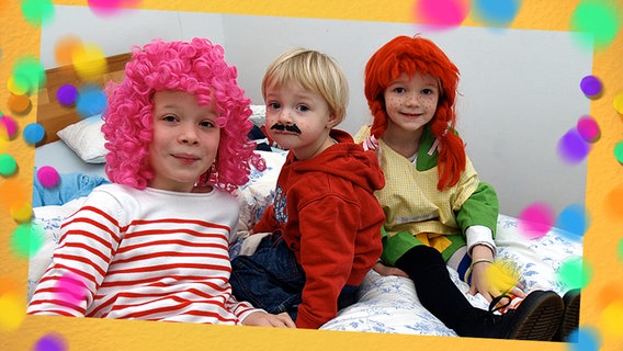Drei Kinder haben sich mit bunten Perrücken verkleidet. © NDR Foto: Katharina Mahrenholtz