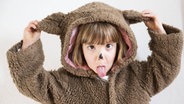 Ein Kind ist einem Bärenkostüm © IMAGO/Westend61 