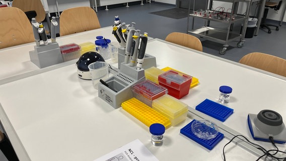 Verschiedene Geräte und Werkzeuge liegen auf einem Labortisch. © NDR Mikado Foto: Ines Kaffka