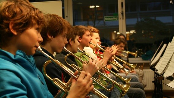 Die Trompeten-Section der Schüler-Big-Band des Albert-Schweitzer-Gymnasiums in Hamburg.  Foto: Ines Hielscher