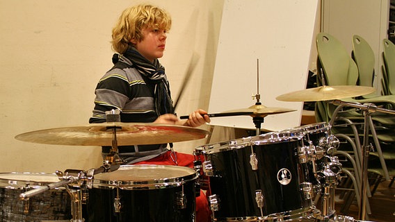 Der Schlagzeuger der Junior-Big-Band des Albert-Schweitzer-Gymnasiums in Hamburg. © NDR Foto: Ines Hielscher