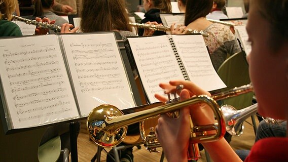 Blick auf das Notenpult über die Schulter eines Trompeters der Junior-Big-Band des Albert-Schweitzer-Gymnasiums in Hamburg.  Foto: Ines Hielscher