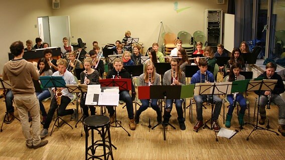 Die Junior-Big-Band des Albert-Schweitzer-Gymnasiums in Hamburg beim Proben. © NDR Foto: Ines Hielscher