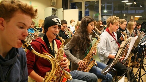 Die Bläsersection der Junior-Big-Band des Albert-Schweitzer-Gymnasiums in Hamburg beim Proben. © NDR Foto: Ines Hielscher