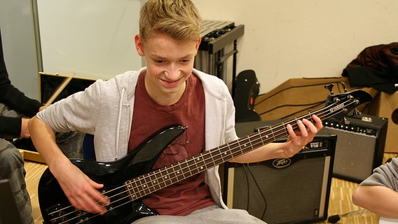 Der Bassist der Junior-Big-Band des Albert-Schweitzer-Gymnasiums in Hamburg.  Foto: Ines Hielscher