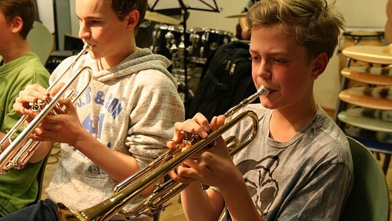 Oskar und Luis, zwei Trompetenspieler der Junior-Big-Band des Albert-Schweitzer-Gymnasiums in Hamburg während der Probe. © NDR Foto: Ines Hielscher