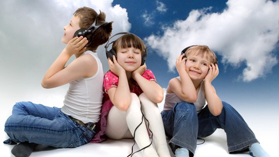 Kinder mit Kopfhörern © Marzanna Syncerz / fotolia.com 