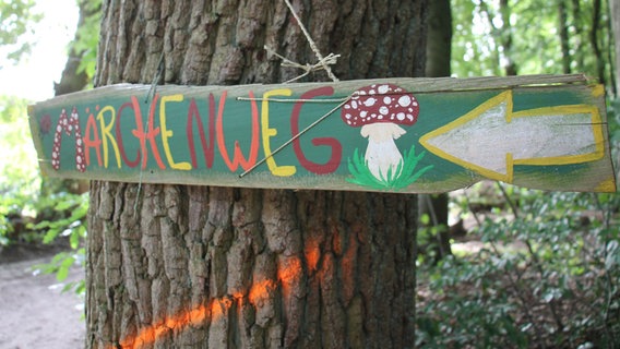 Ein buntes Schild auf dem "Märchenweg" steht. © NDR Mikado Foto: Aniko Schusterius