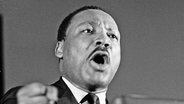 Ein Archivbild zeigt den Bürgerrechtler Dr. Martin Luther King bei einer Rede. © Associated Press Foto: Charles E. Kelly