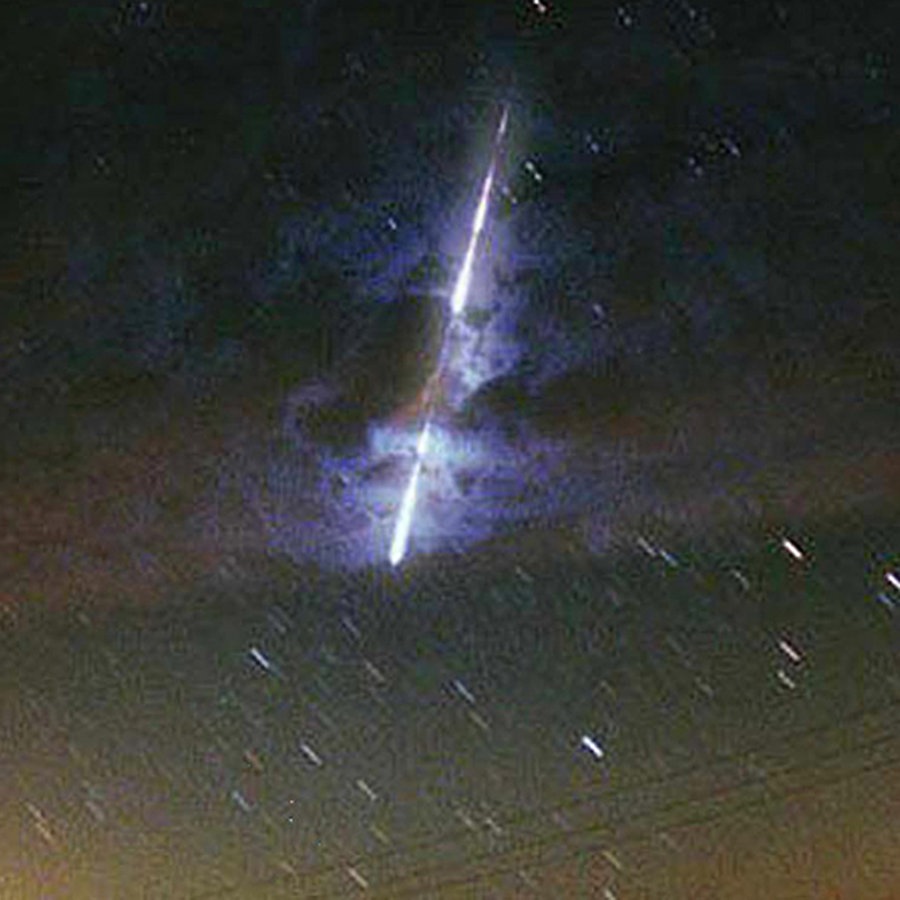 Ein Meteorit am Himmel. © dpa Foto: NASA
