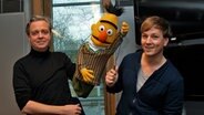 Moderator Martin Tietjen (r.) mit Bert aus der Sesamstraße und seinem Puppenspieler Carsten Morar-Haffke © NDR Foto: Katharina Mahrenholtz