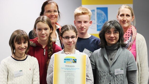 Die Schüler des Gymnasiums Harksheide bekommen eine Fair Trade Urkunde verliehen. © NDR Foto: Jantje Fischhold