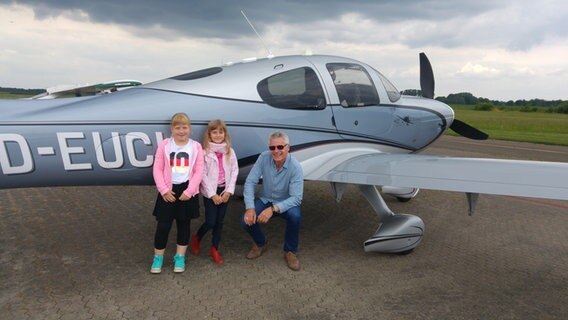 Mikado-Kinderreporter mit Pilot Ralf Sauer vor einer Cessna. © NDR Foto: Svenja Keyser