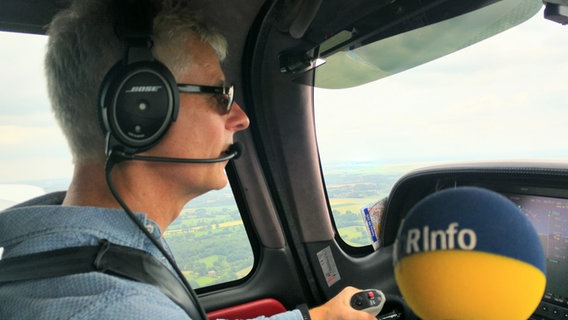 Pilot Ralf Sauer fliegt. © NDR Foto: Svenja Keyser