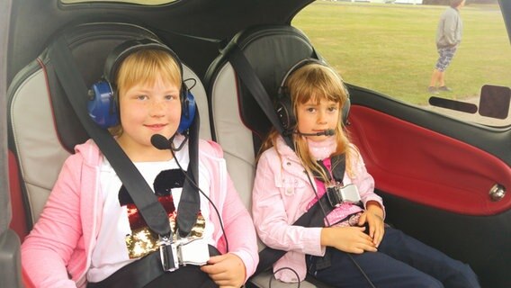 Mikado-Kinderreporter im Flugzeug. © NDR Foto: Svenja Keyser