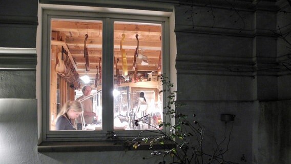 Blick in die Geigenbau-Werkstatt von außen. © NDR Foto: Lena-Maria Reers