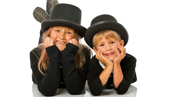 Ein Mädchen und ein Junge als Schornsteinfeger verkleidet bringen Glück. © Zoonar Foto: Judith Dzierzawa