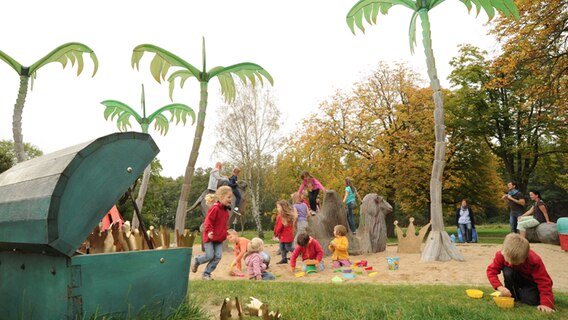 Kinder auf derm Spielplatz der Atolle in Schwerin.  Foto: Andreas Duerst, STUDIO 301