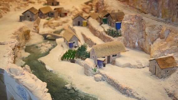 Eine Miniaturlandschaft mit kleinen Häusern. © NDR Mikado Foto: Fatma Sahin