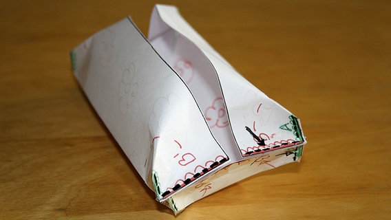 Papiermodell einer selbstgenähten Taschentüchertasche. © NDR 