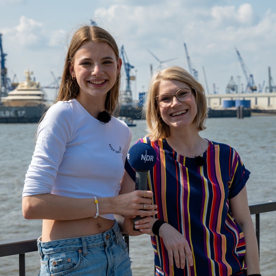 Emilia Flint und Jessica Schlage stehen mit einem NDR-Mikrofon im Hamburger Hafen © NDR Foto: Aaron Moser