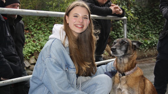 Emilia mit einem Hund beim Hundetraining. © NDR Foto: Jessica Schlage
