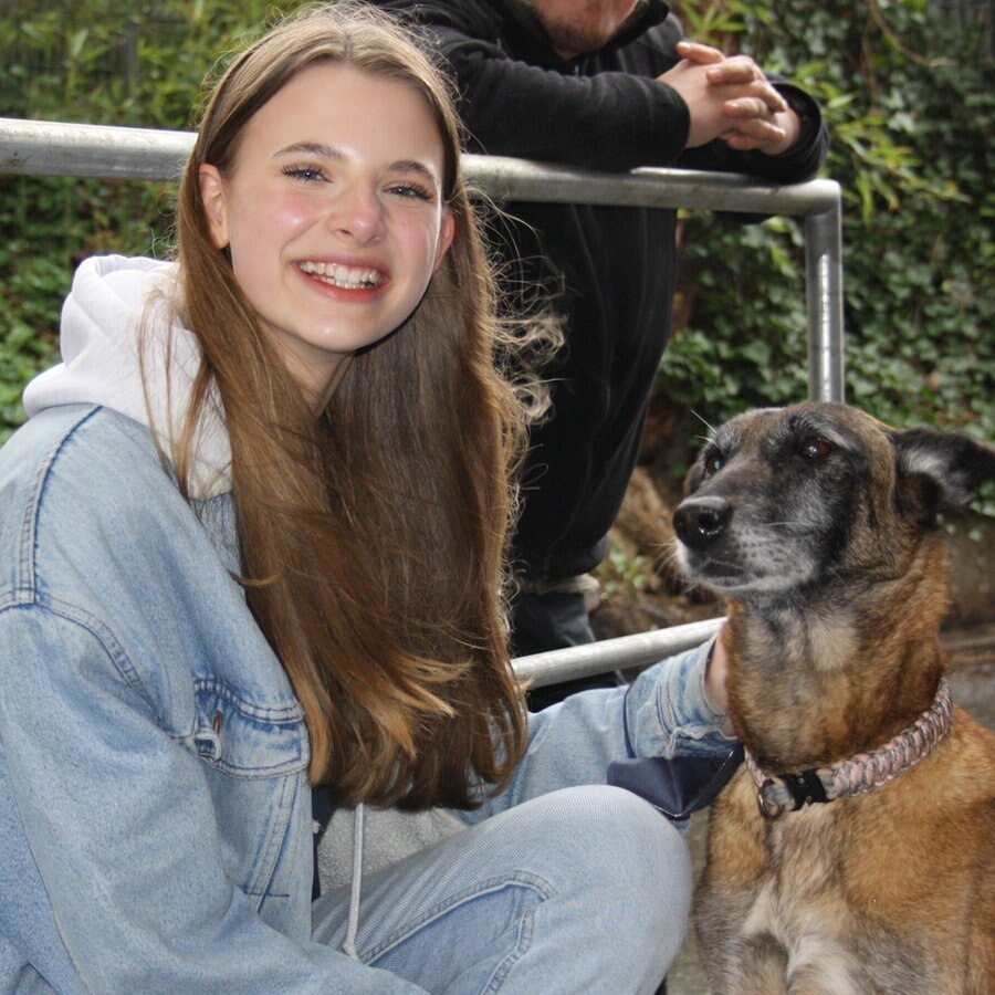 Emilia mit einem Hund beim Hundetraining. © NDR Foto: Jessica Schlage