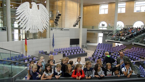 Eine Hamburger Schulklasse zu Besuch im Plenarsaal des Bundestags im Berliner Reichstag. © NDR Foto: Aline König
