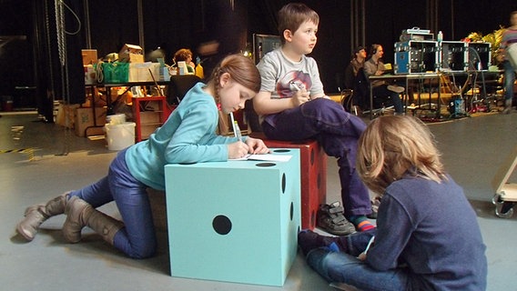 Die Mikado-Kinderreporter Nina, Bela und Emil am Set der Sesamstraße. © NDR Foto: Aline König