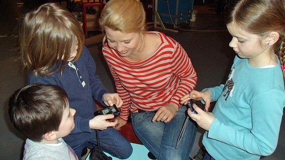 Annette Frier mit Mikado-Kinderreportern am Set der Sesamstraße. © NDR Foto: Aline König