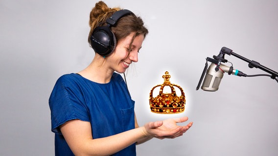 Presenter Maja Bahtijarevic aka Cleo Punkt Patra holds out her hands with an old crown floating in them.  (photomontage) © NDR |  Wikimedia (Musée du Louvre, galerie Apollon © Roby 21:34, 12 January 2005 (UTC) with permission - https://creativecommons.org/licenses/by-sa/3.0/deed.en) Photo: Photomontage: Janis Röhlig ( NDR) |  © Roby 21:34, 12 January 2005 (UTC)