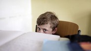 Kind versteckt sich hinter Schultisch © Thomas Koehler/photothek.net 