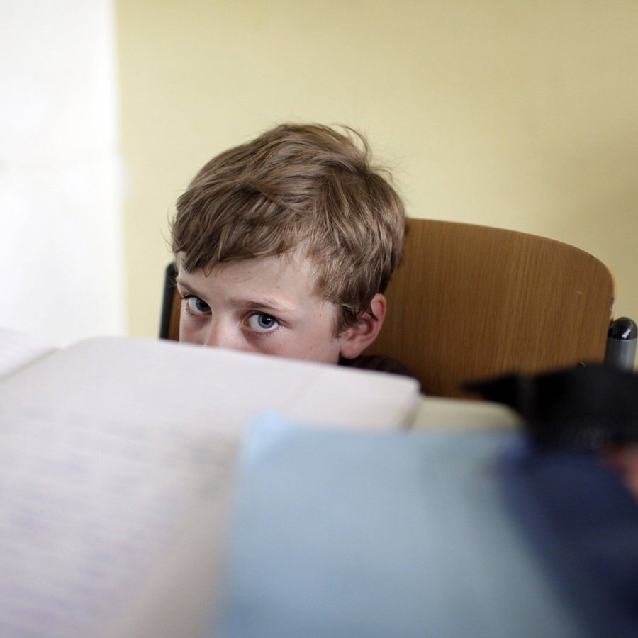 Kind versteckt sich hinter Schultisch © Thomas Koehler/photothek.net 