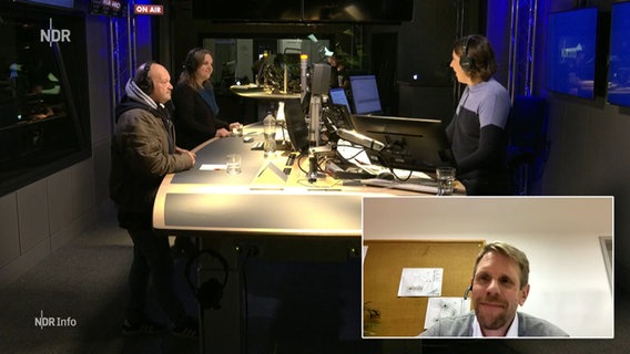 Moderatorin Janine Albrecht diskutiert in der NDR Info Redezeit mit mehreren Gästen. © NDR Screenshots 