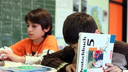 Zwei Schüler üben für den Deutschunterricht. © picture-alliance / dpa 