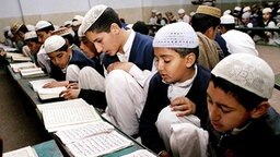 Pakistanische Schüler einer Religionsschule (Madrassa) in Lahore lesen im Koran. © dpa / picture-alliance 