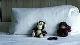 Zwei kleine Teddys auf einem Bett © dpa - picture-alliance 