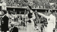 Die Florett-Fechterinnen Siegerehrung von Helene Mayer (re.) bei den Olympischen Spielen 1936. © dpa picture-alliance 