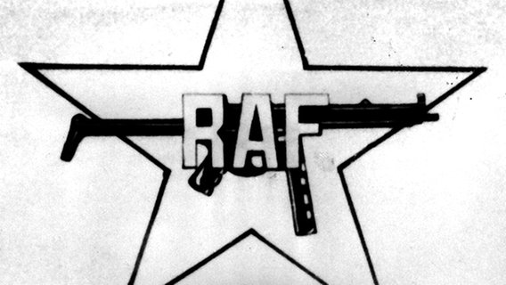 RAF-Logo auf dem Foto des entführten Arbeitgeberpräsidenten Hanns-Martin Schleyer (Archivbild aus dem Jahr 1977) © dpa 